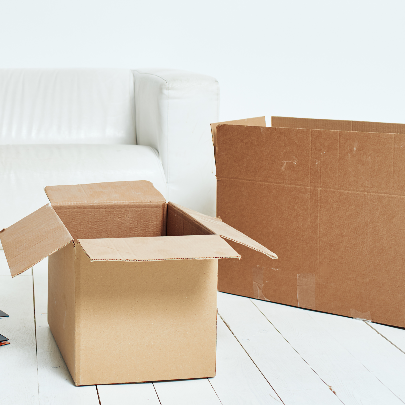 Åbne flyttekasser i en hvid stue