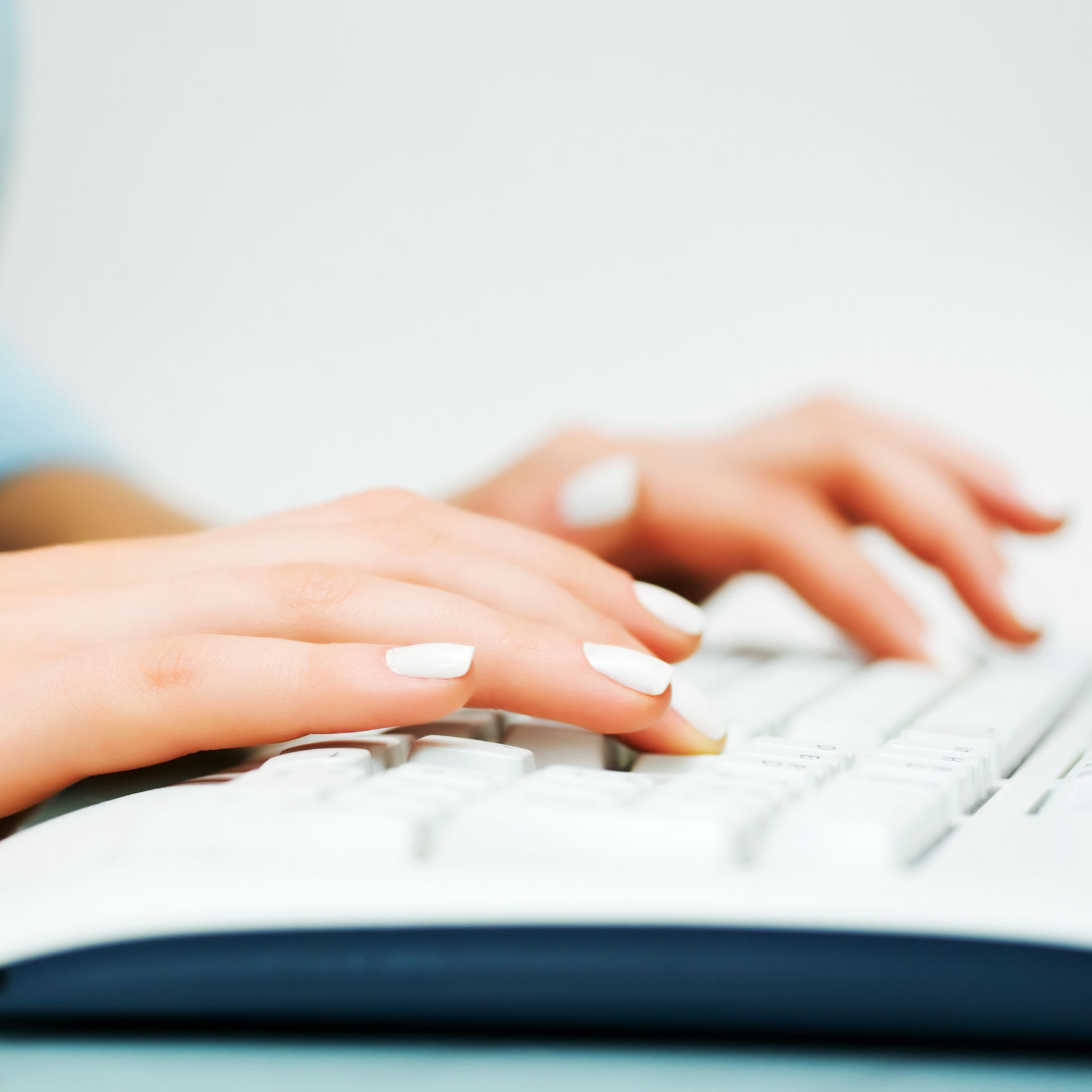 Kvinde skriver på pc