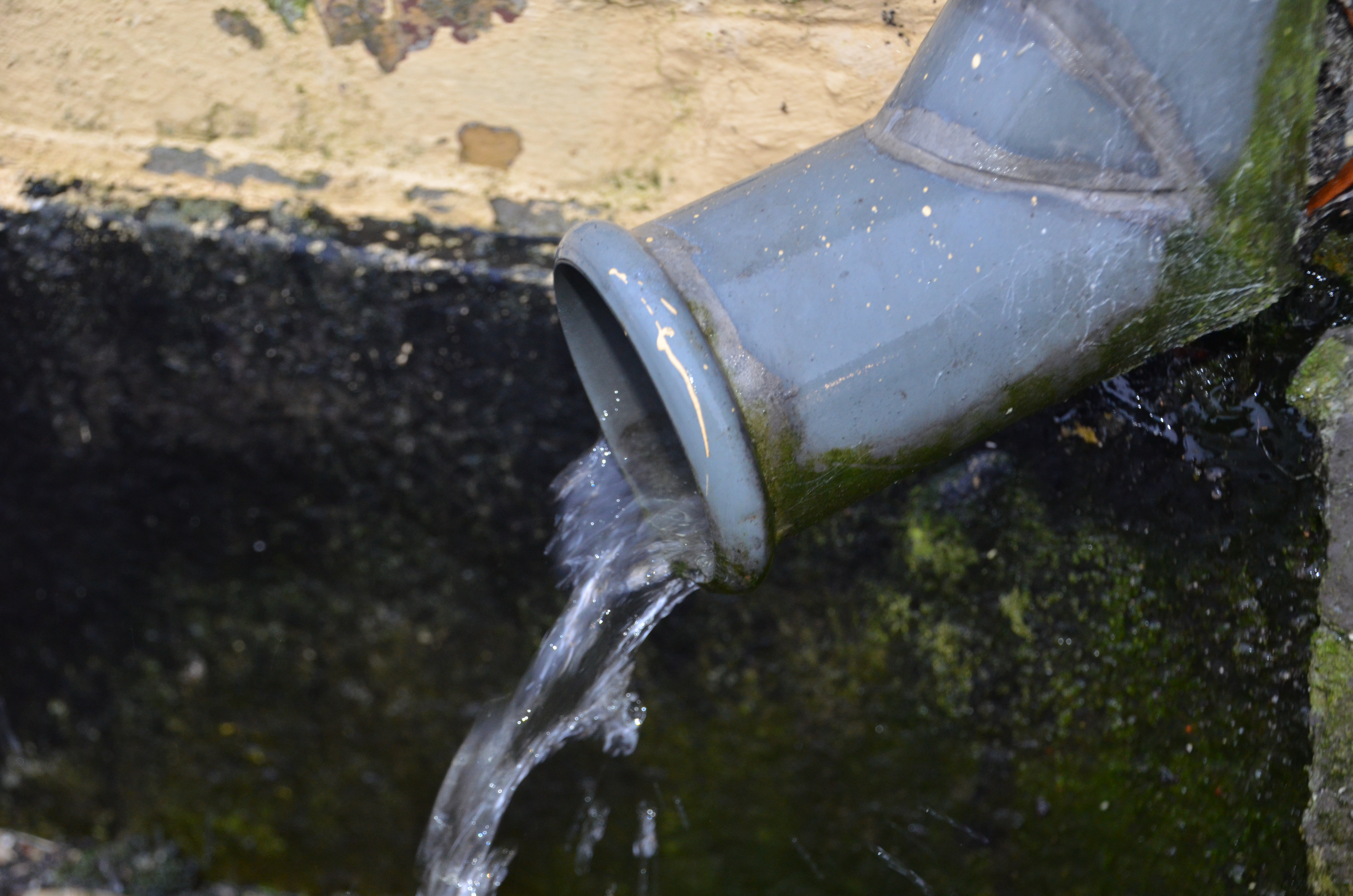 Regnvand der kommer ud af et nedløbsrør