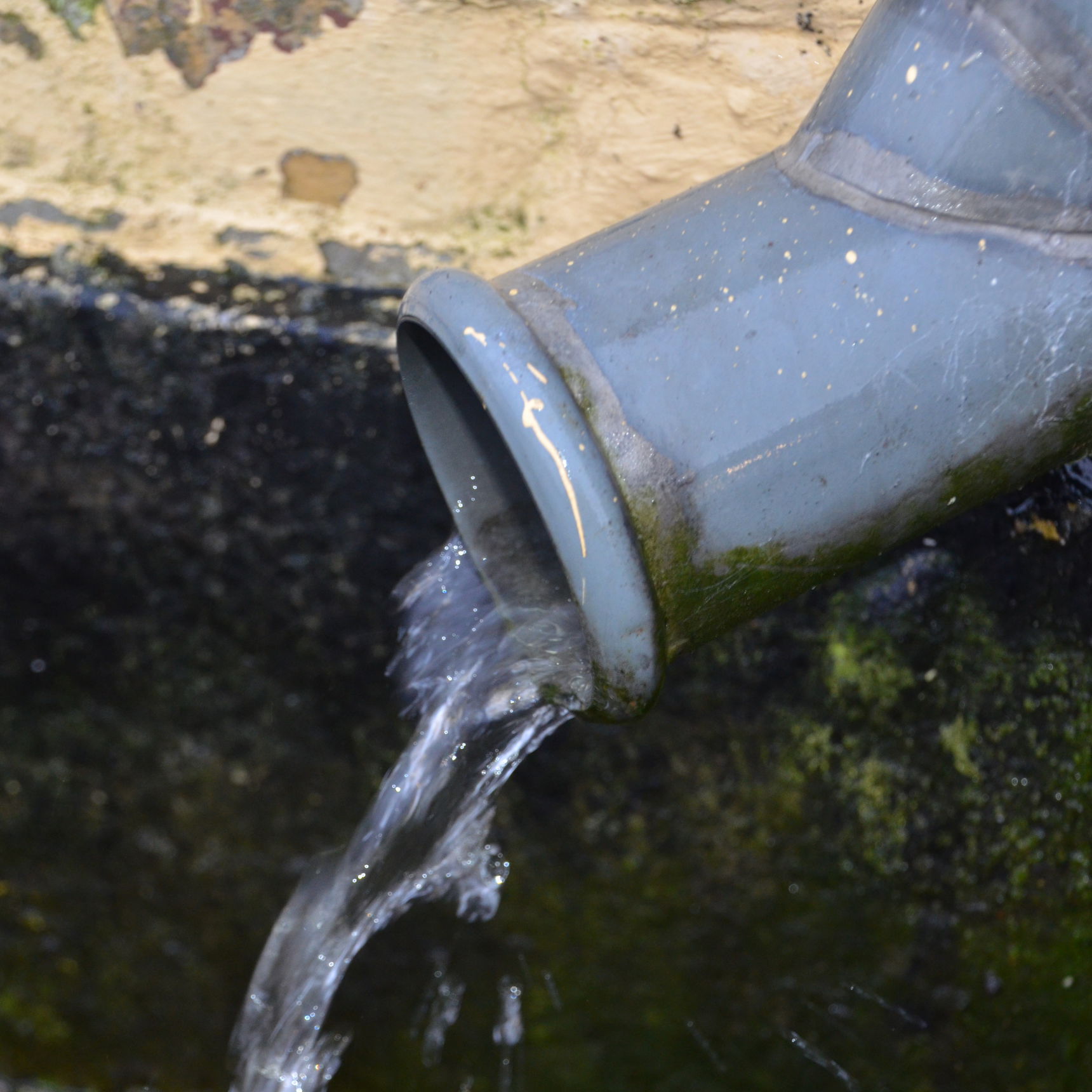 Regnvand der kommer ud af et nedløbsrør