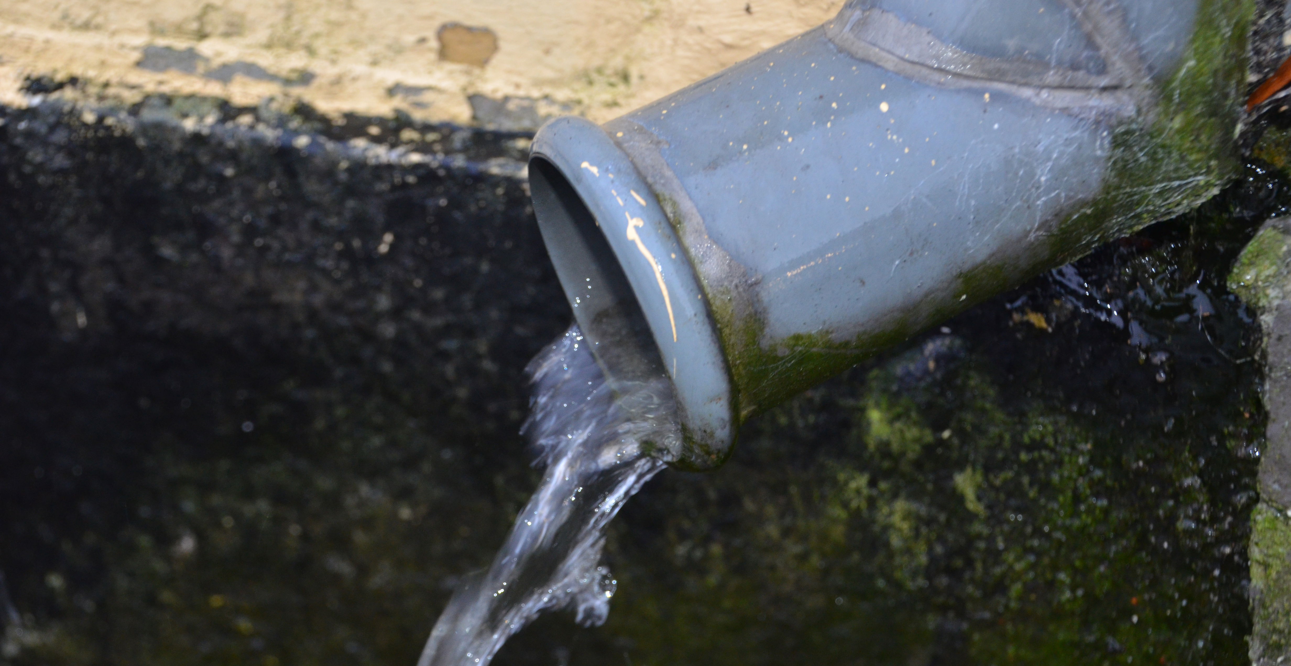 Regnvand der kommer ud af et nedløbsrør