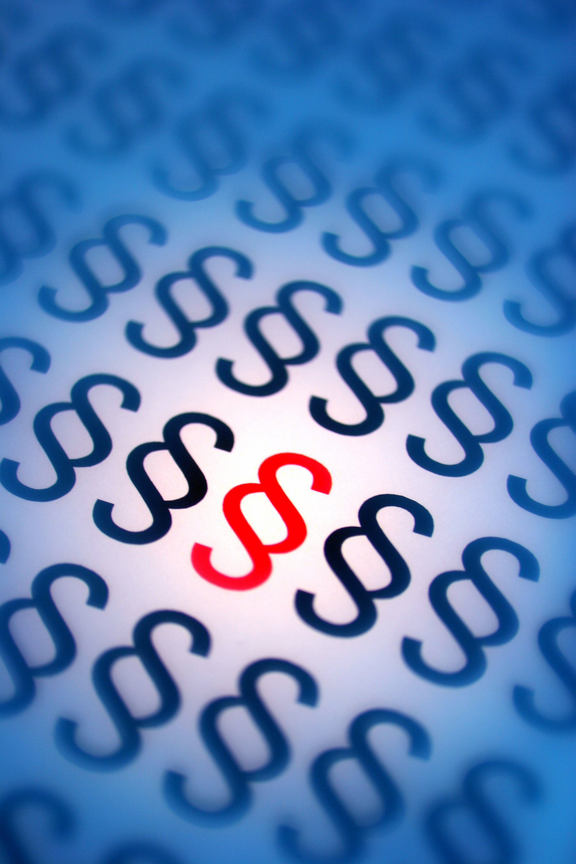 Sorte paragraftegn og et enkelt rødt