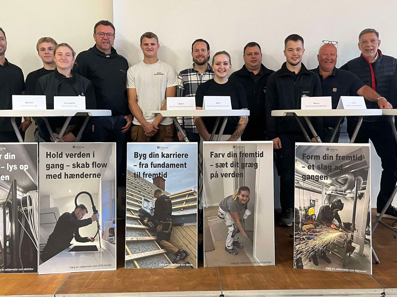 Fællesfoto af udvalgte håndværksmestre og deres lærlinge