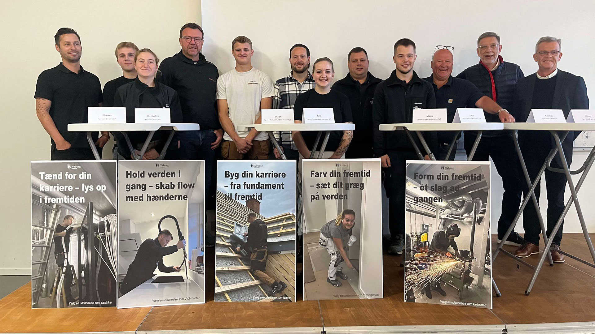 Fællesfoto af udvalgte håndværksmestre og deres lærlinge