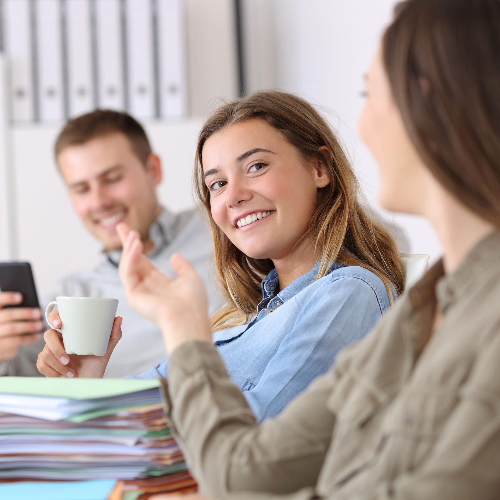 Tre personer på kontorarbejde