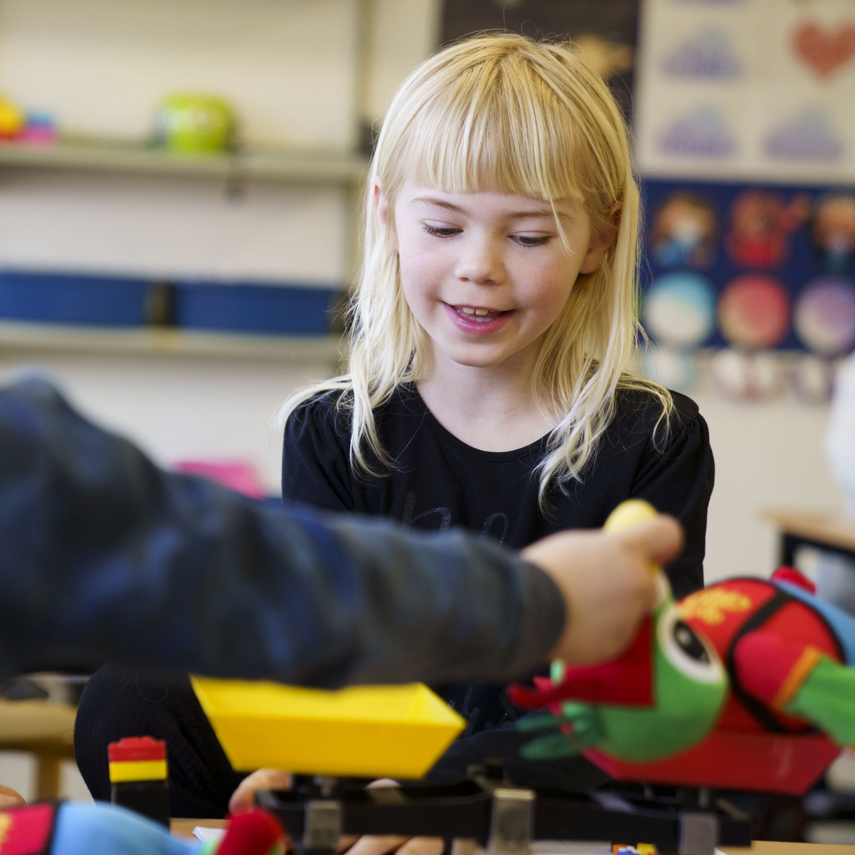 Børn leger i skolen