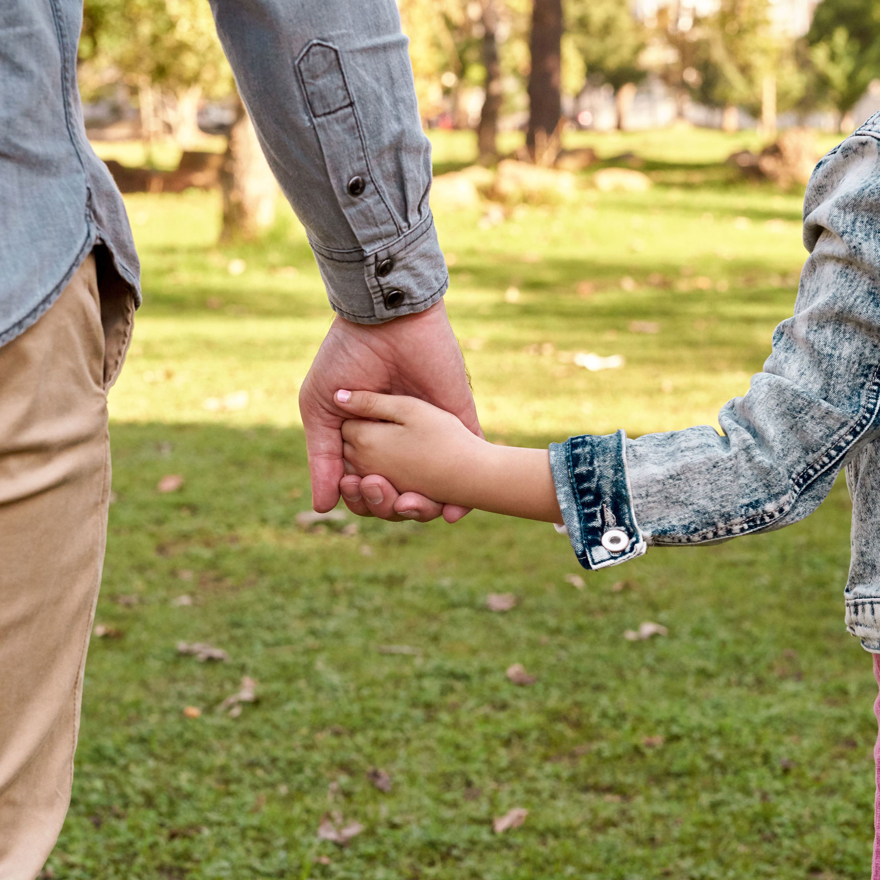 Far og datter der holder hinanden i hånden