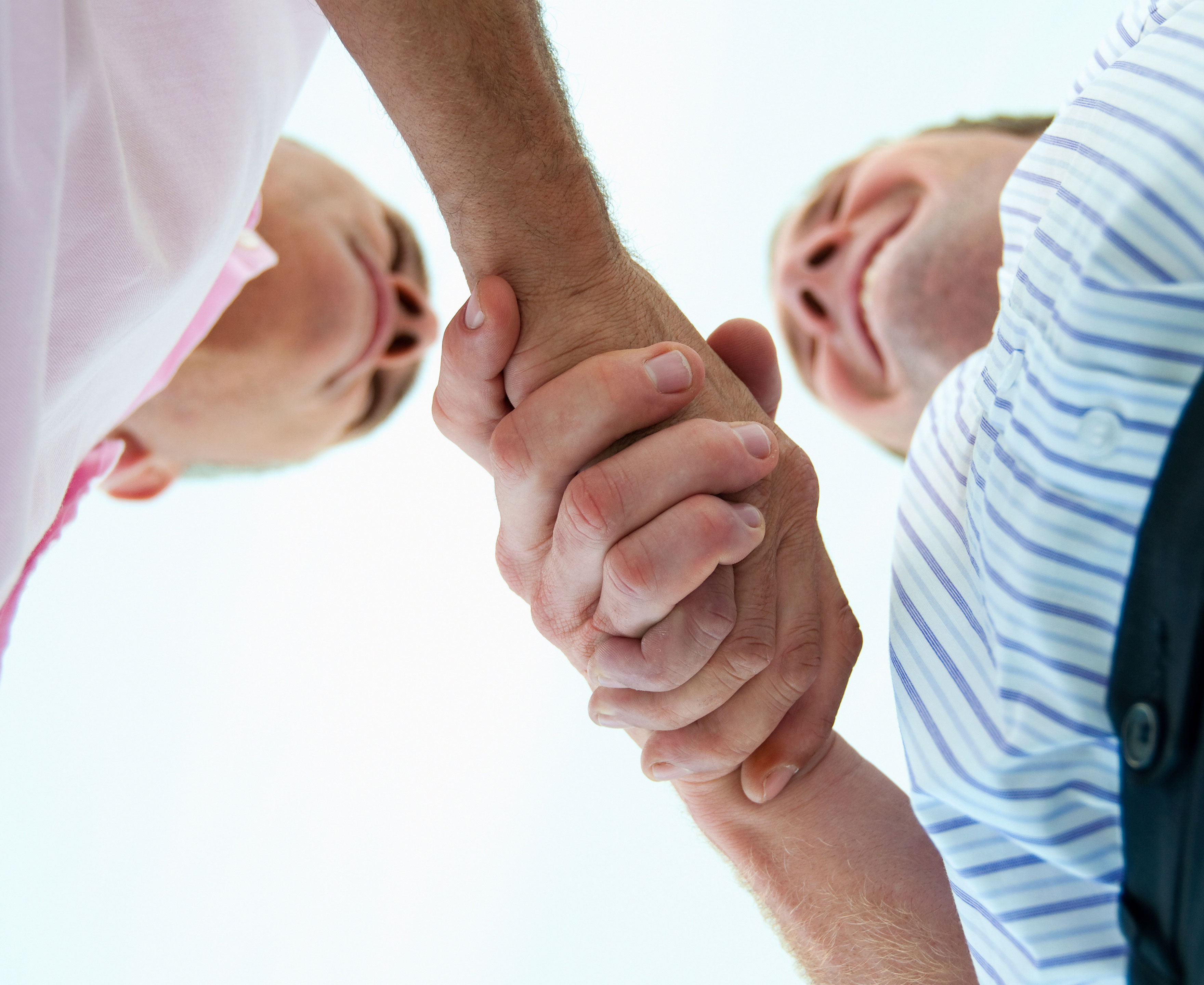 Håndtryk mellem to personer set i frøperspektiv