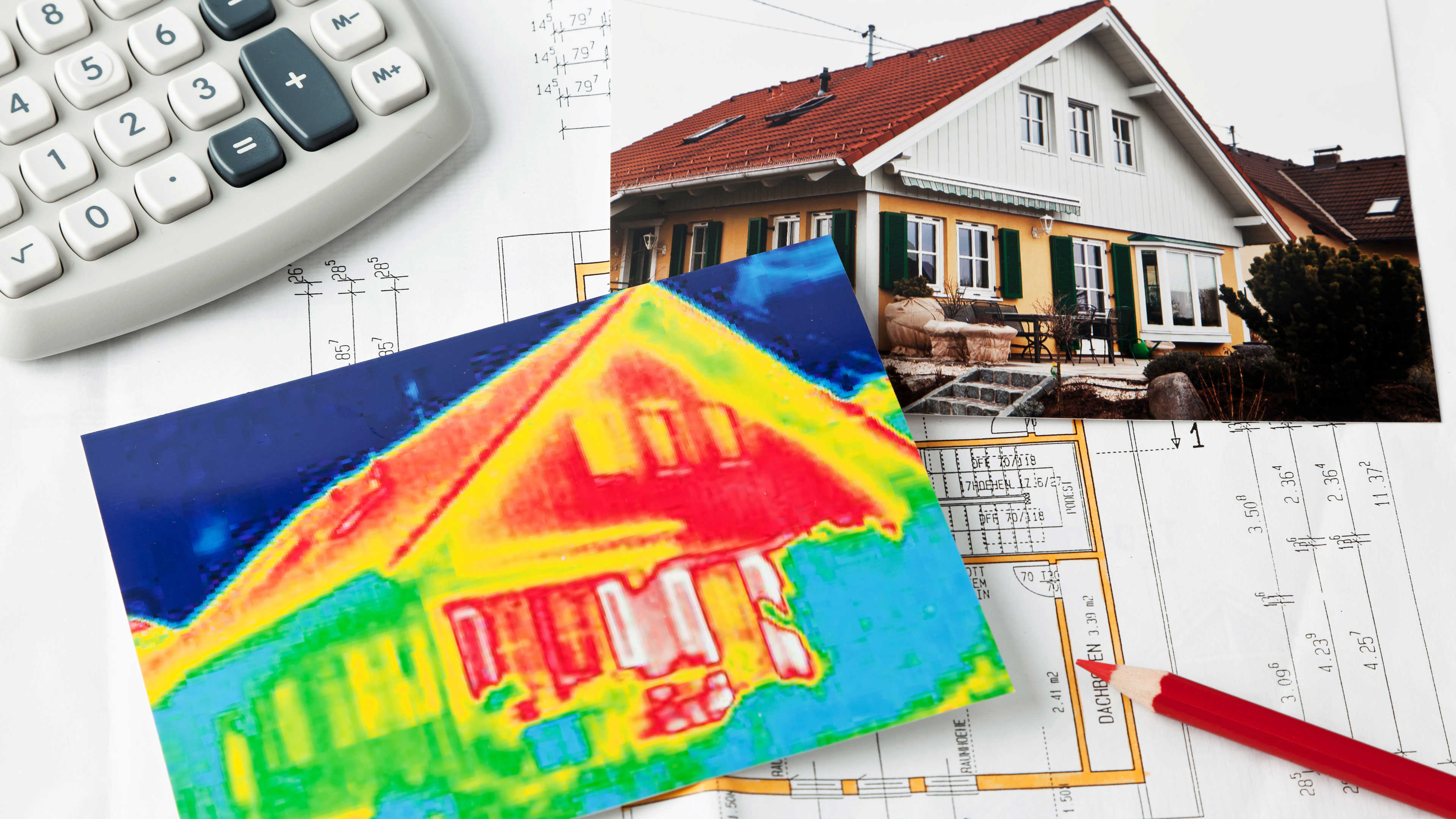 Foto af et hus og en sammenligning med foto taget med et termokamera