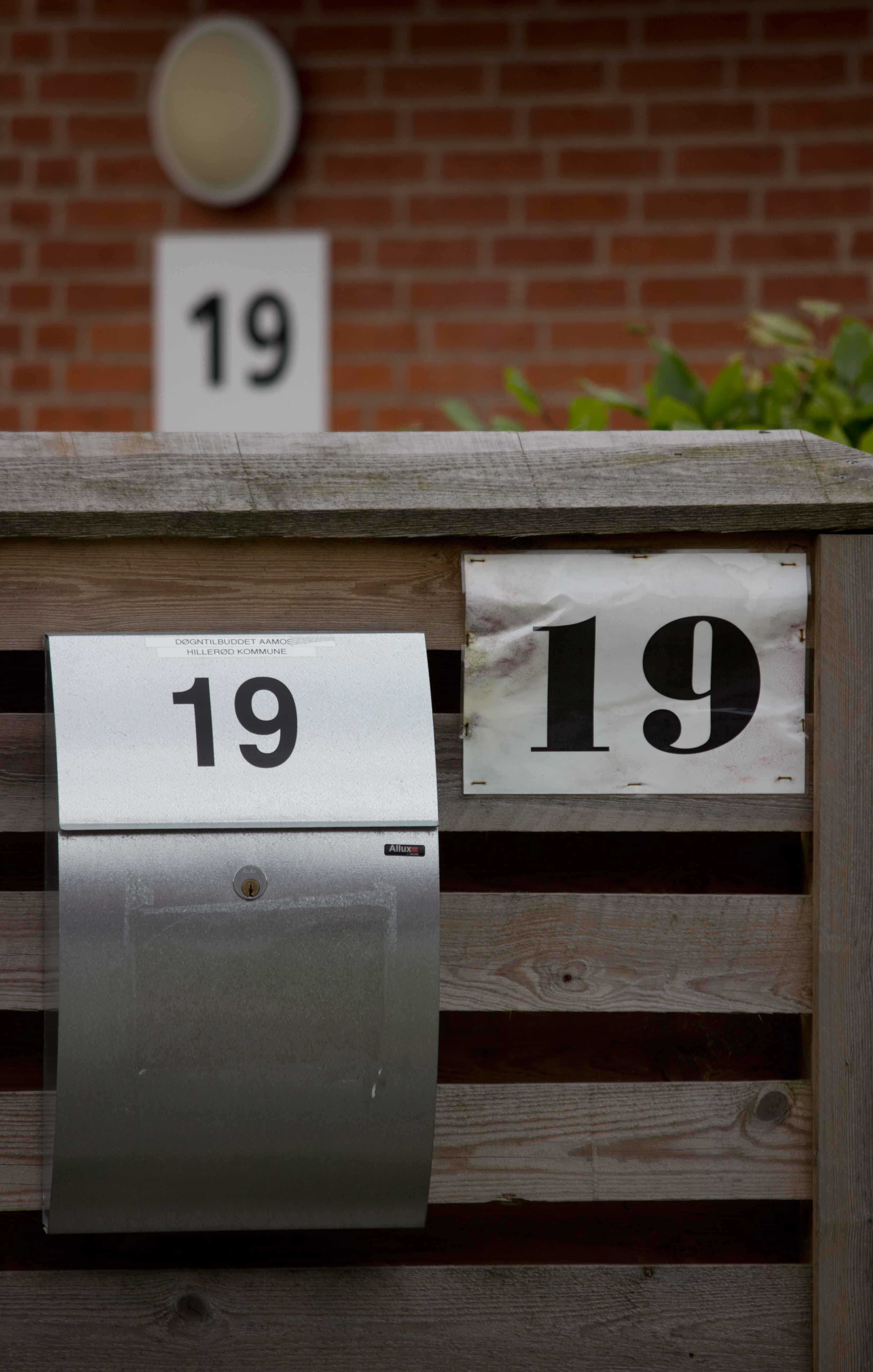 Husnummer 19 på et hus og en postkasse