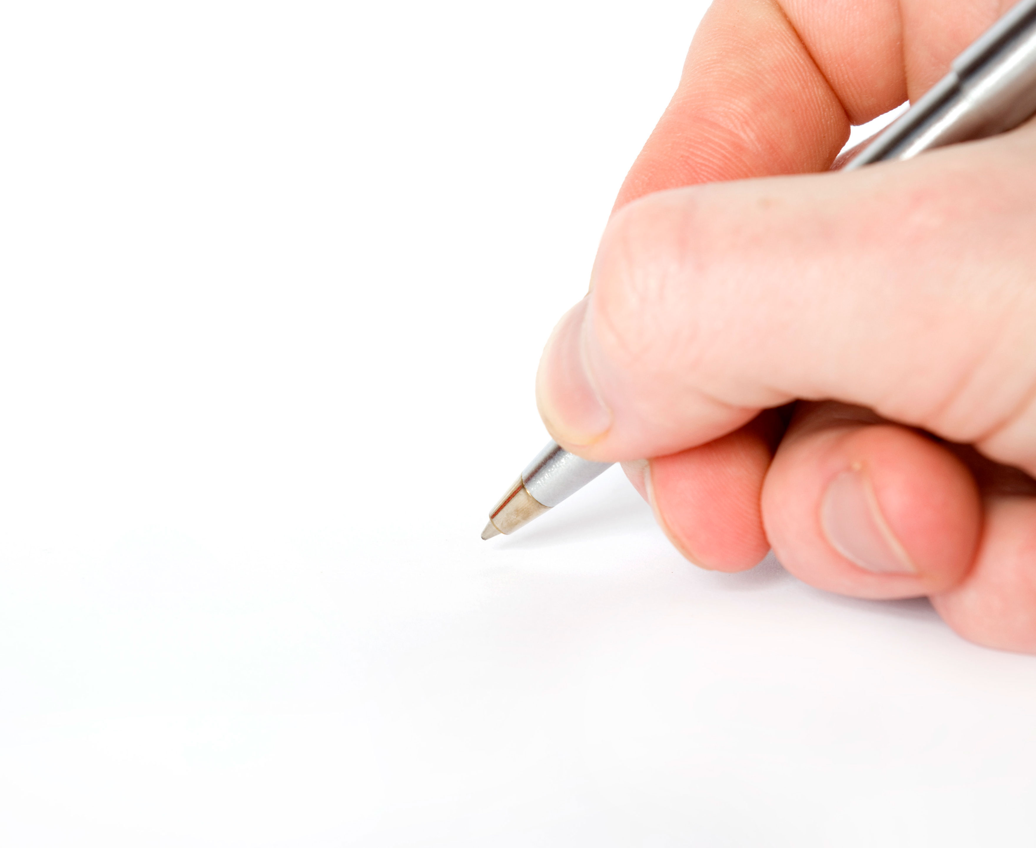 Hånd med en kuglepen der skal til at notere