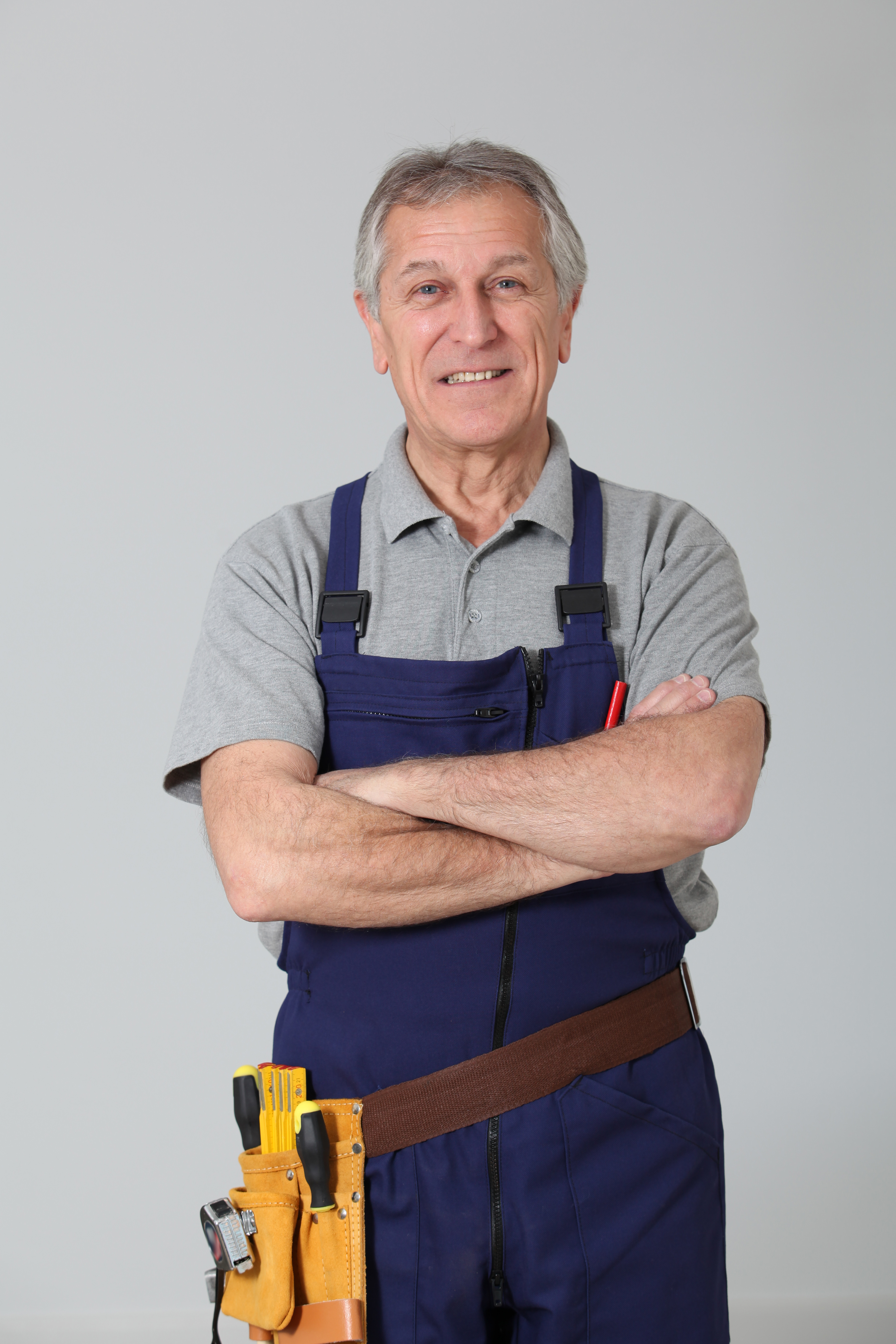 Seniorer i overalls og med værktøjsbælte