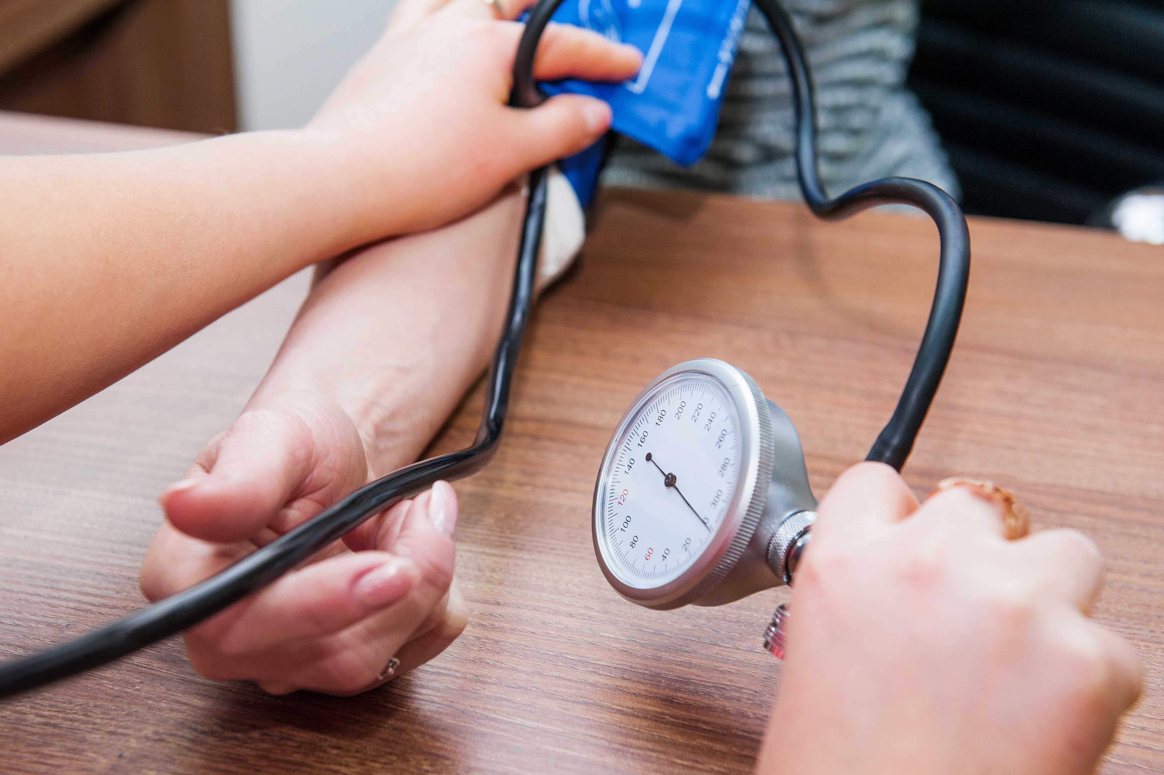 Person får taget blodtryk