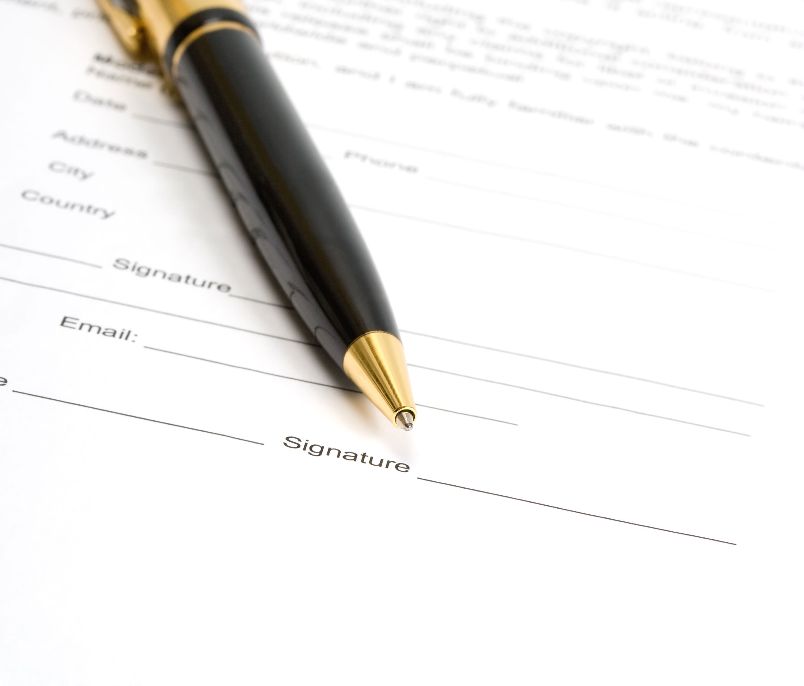 Kuglepen liggende klar til underskrift på en kontrakt