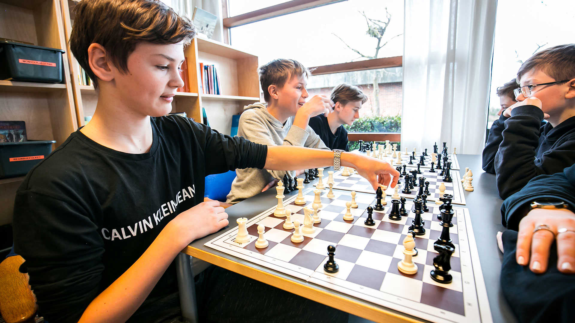 Børn der spiller skak