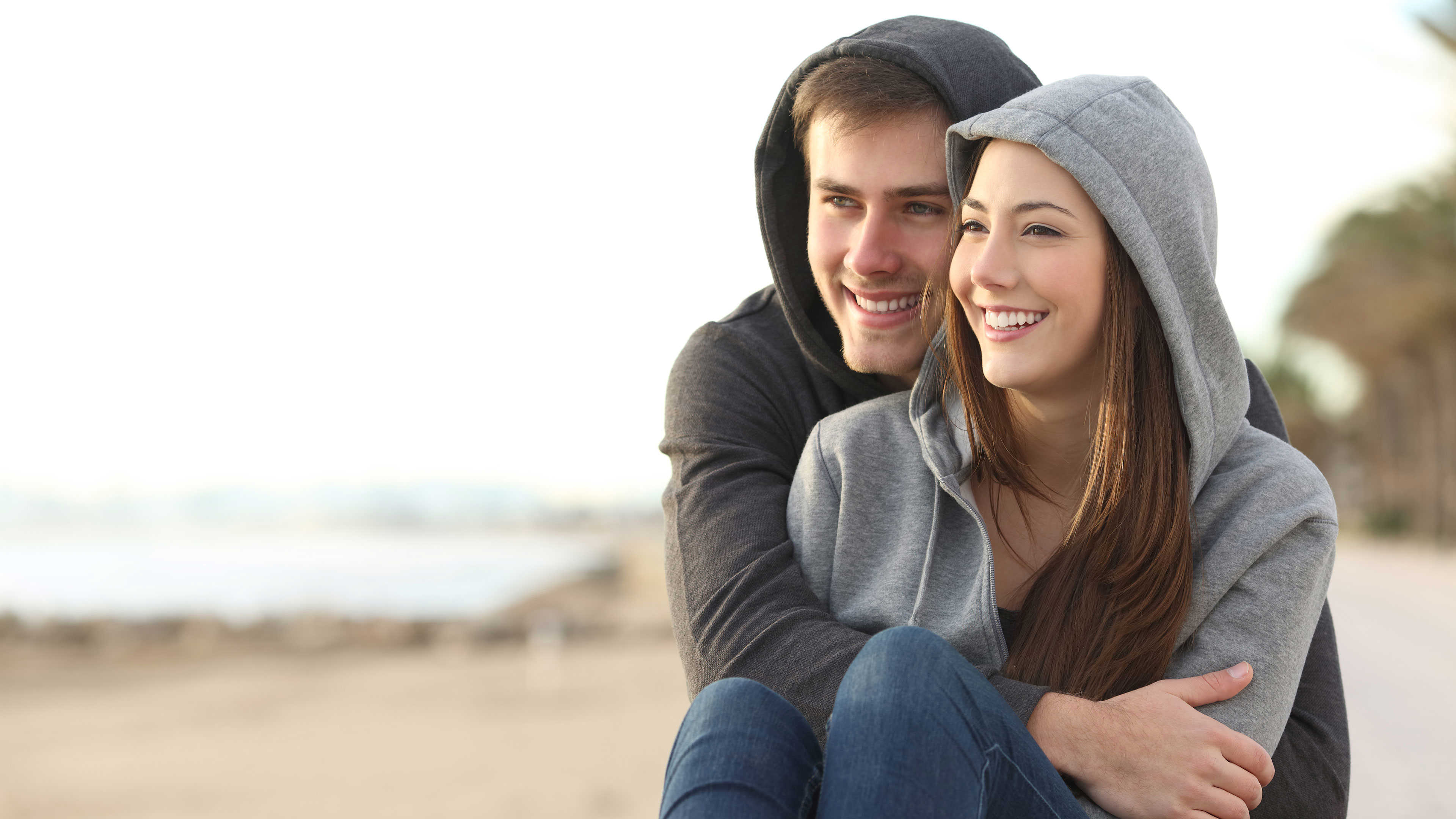 To unge i en kærlig omfavnelse