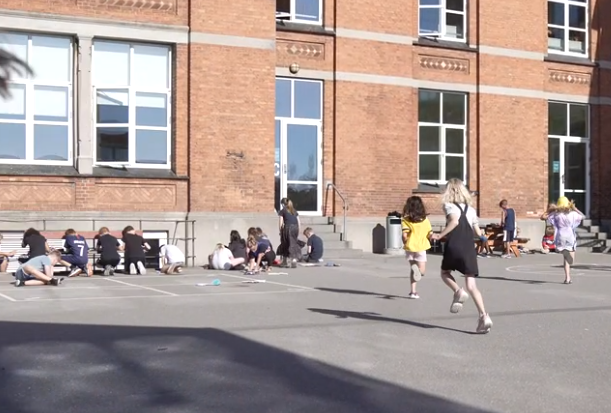 Børn der leger i skolegården på Birkhovedskolen