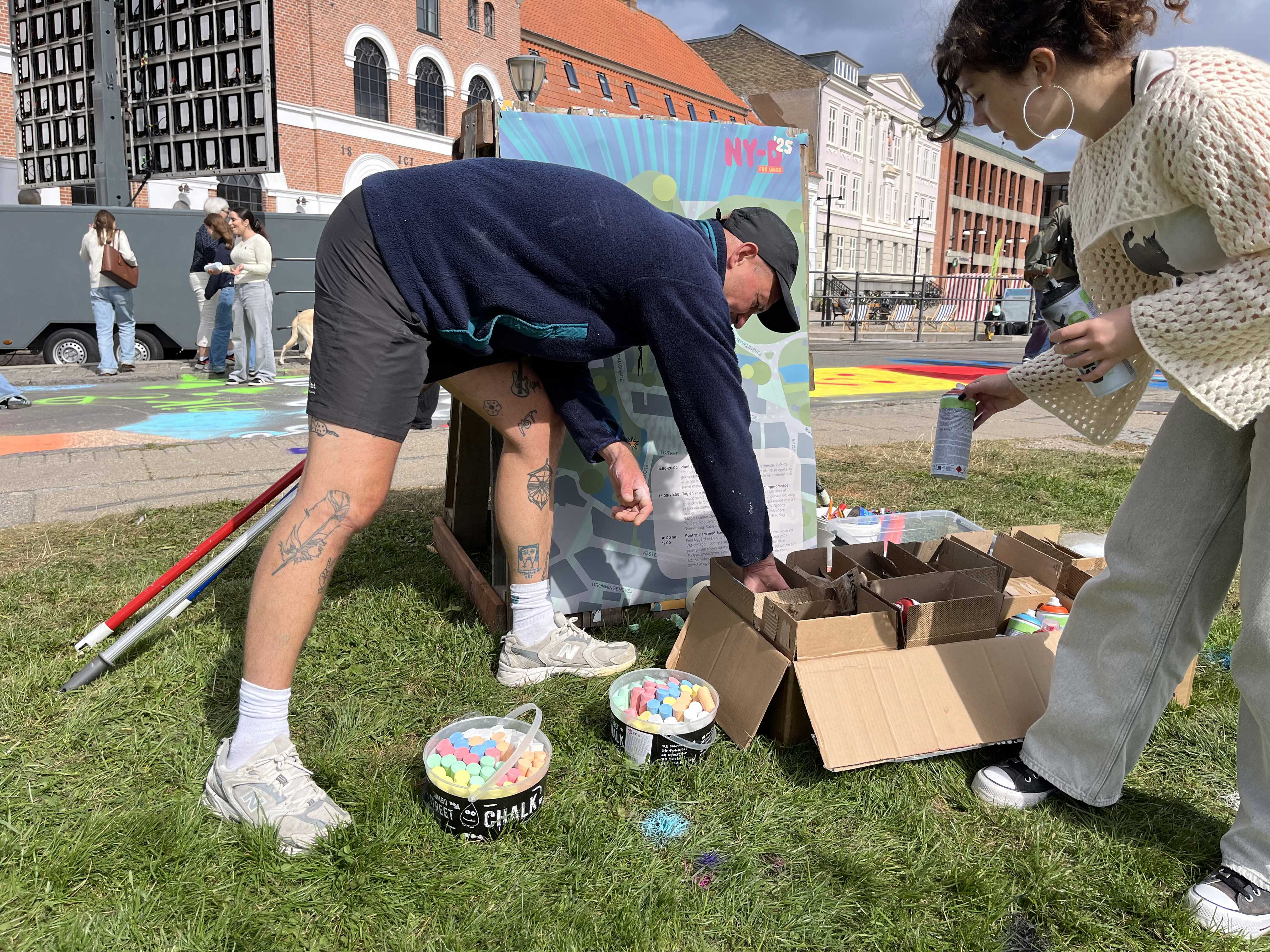 Kunstner laver streetart med unge