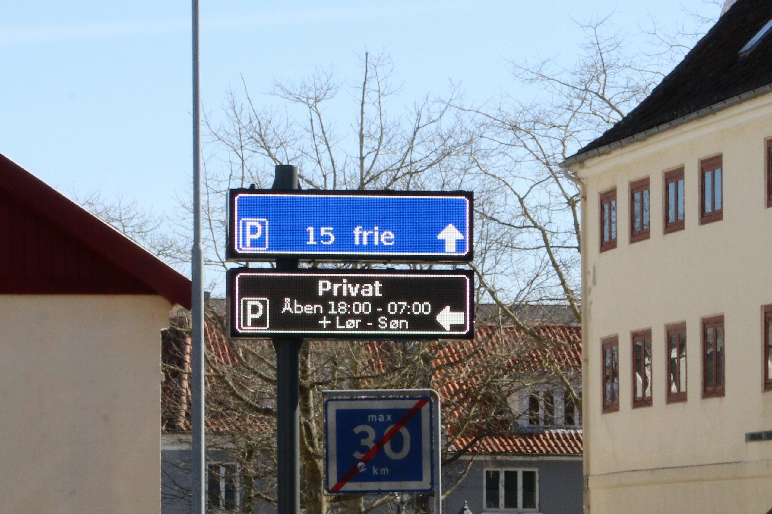 Skilt der viser status på ledige parkeringspladser