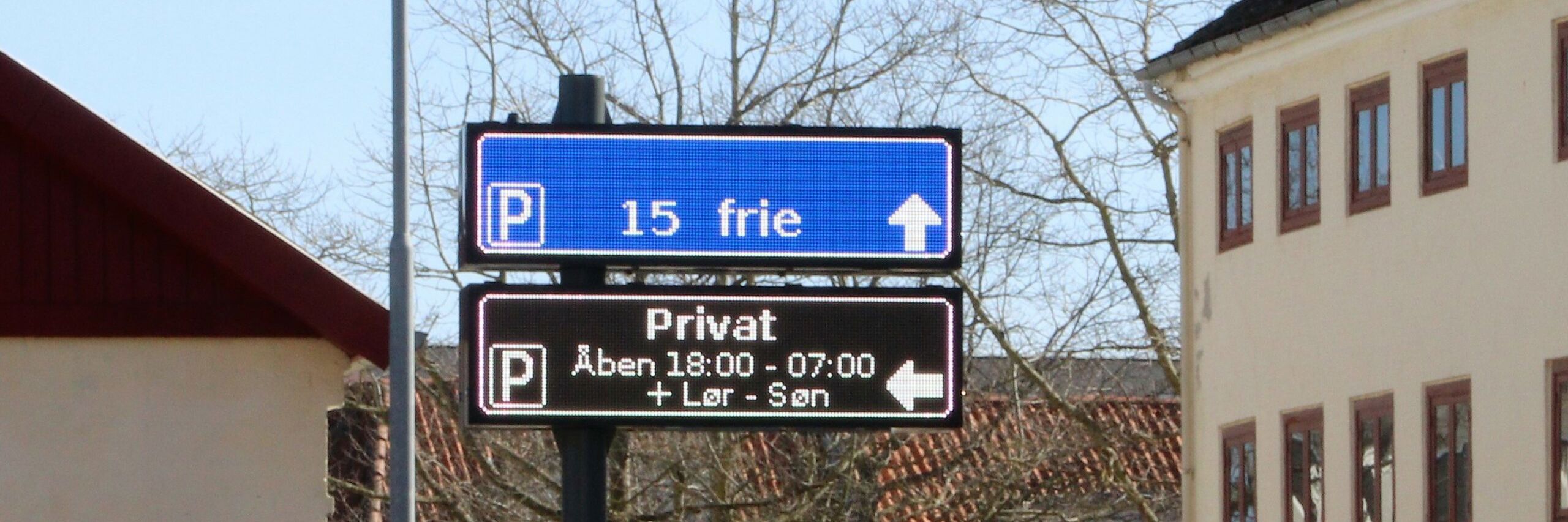 Skilt der viser status på ledige parkeringspladser