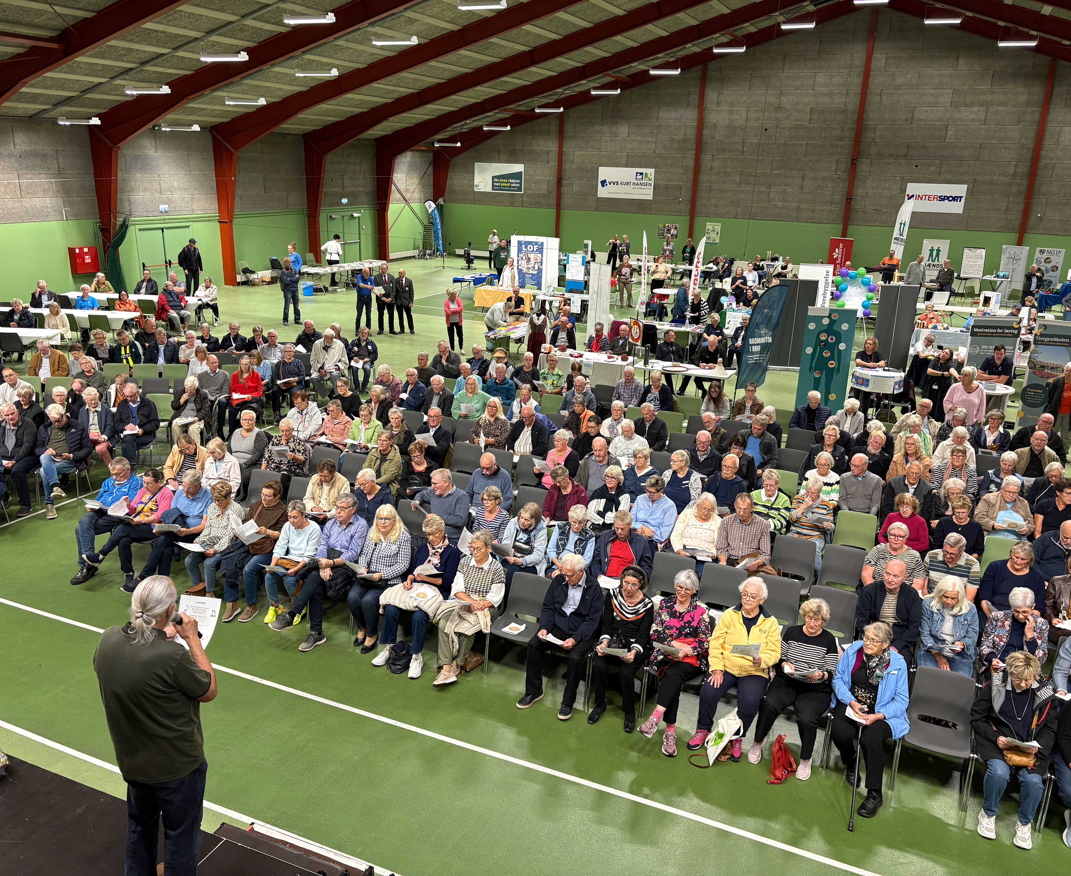 Tennishallen set fra oven til seniorlivsmessen 2025