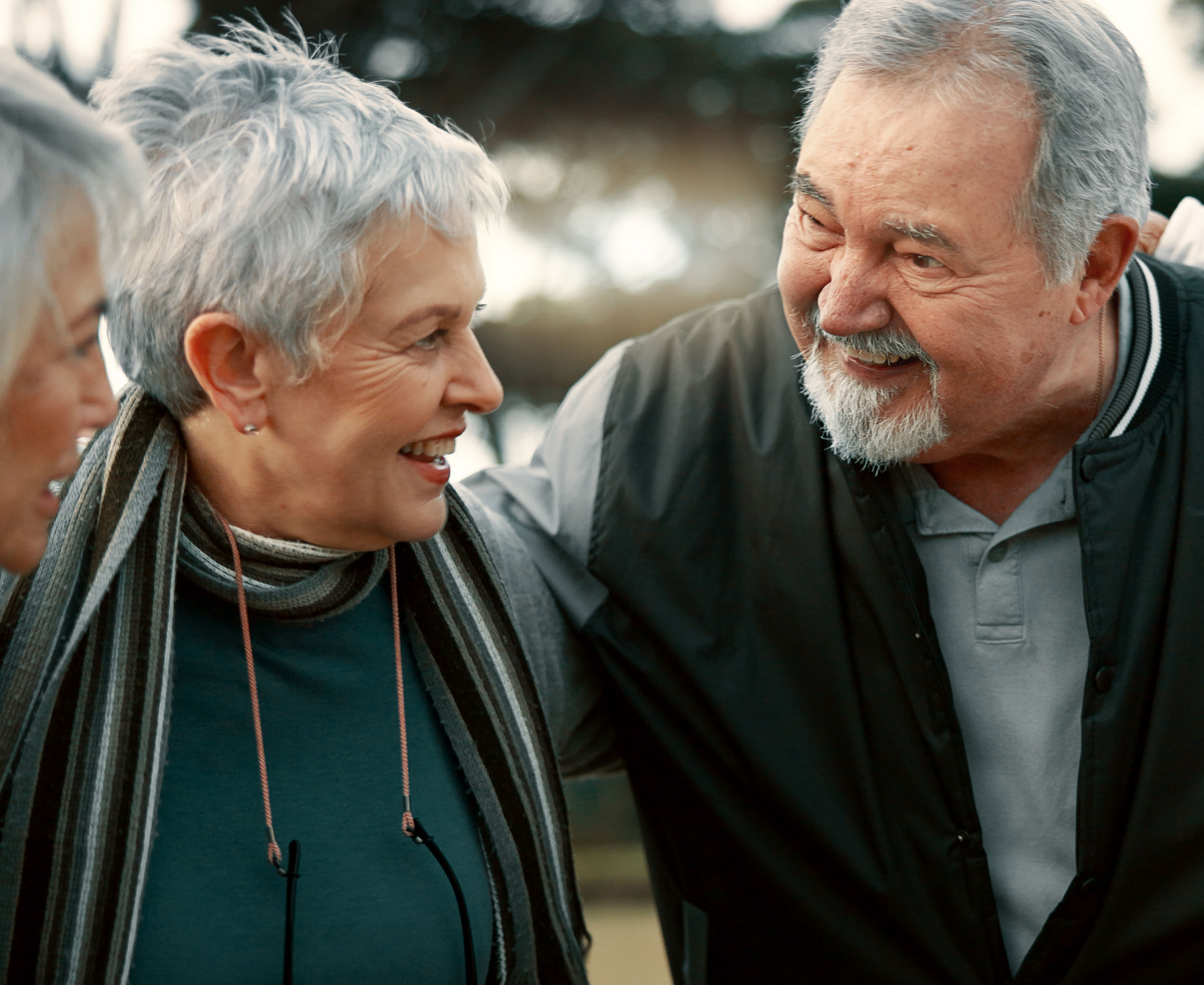 Glade seniorer i en kreds der taler sammen