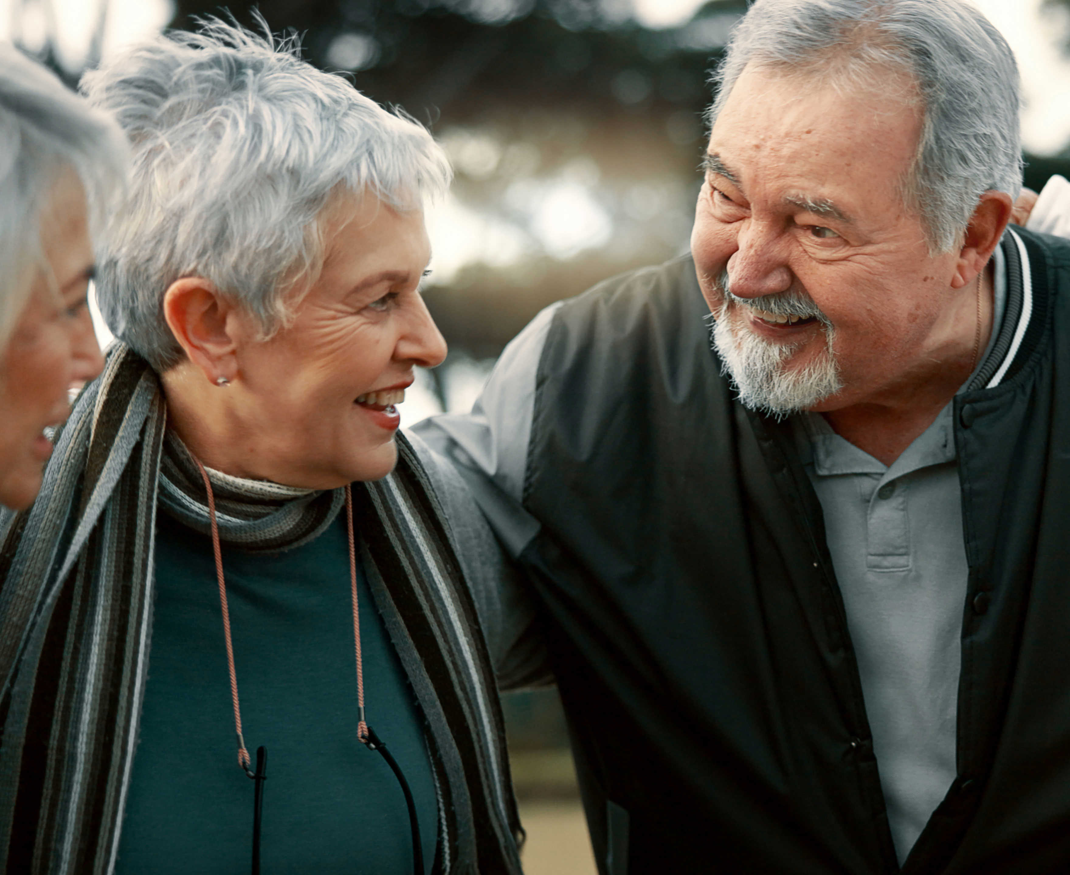 Glade seniorer i en kreds der taler sammen